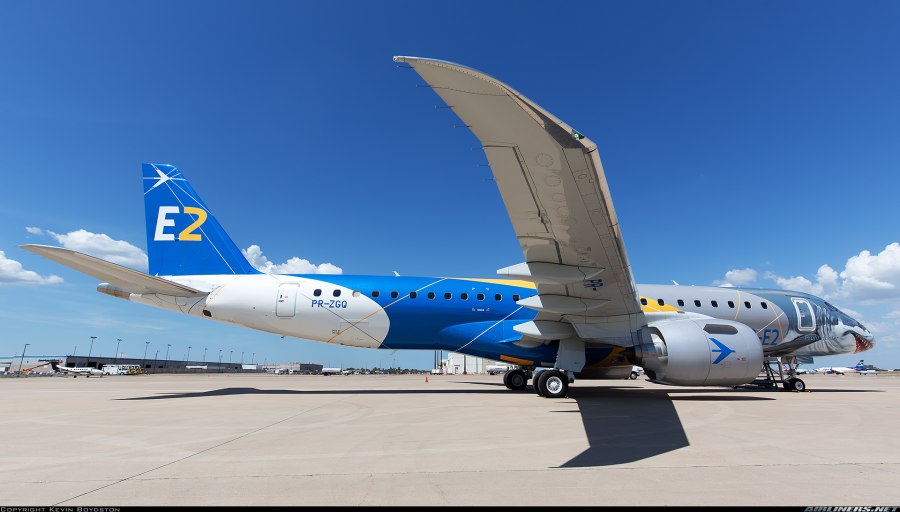 Самолёт Embraer e 190