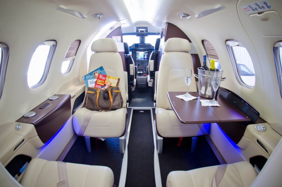 Самолет Embraer Phenom 100