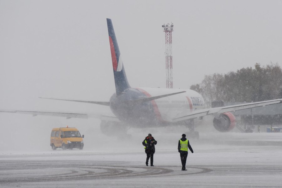 Самолет в плохих погодных условиях