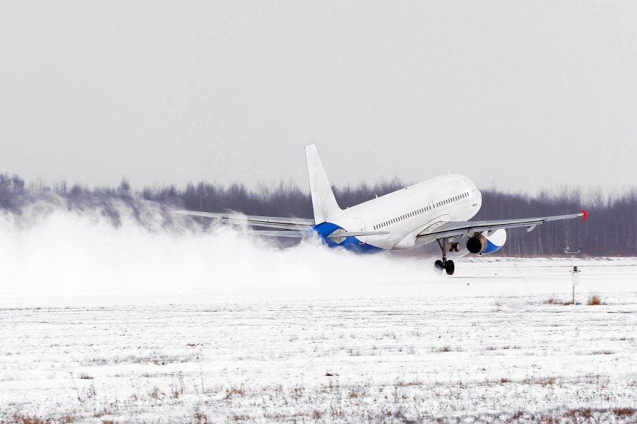 Самолет взлетает зимой