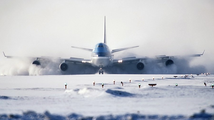 Боинг 747 приземлился