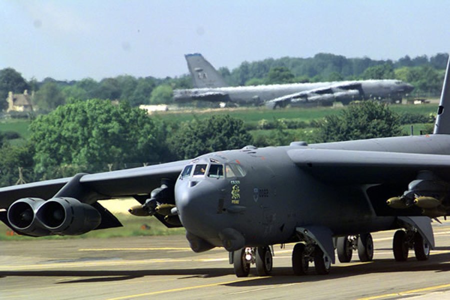 B 4 52. Бомбардировщики ВВС США Б-52. B-52 шасси. Бомбардировщик b-52h Stratofortress. B52h бомбардировщик вооружение.