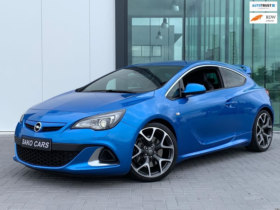 Opel Astra j GTC желтая