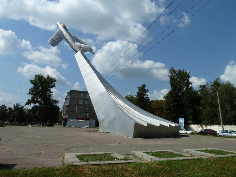 Памятник "летчикам - самолет" Орел
