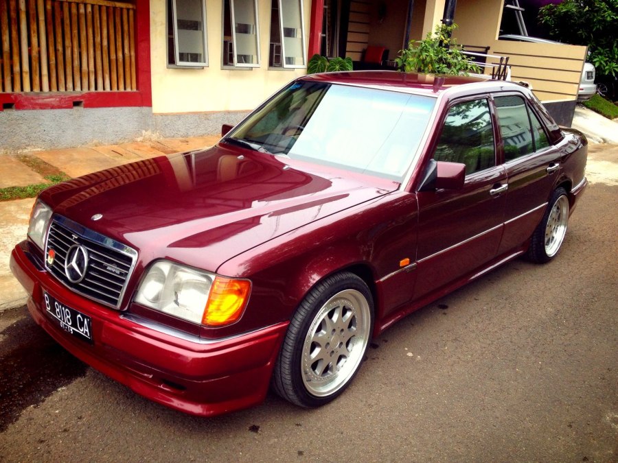 Mercedes-Benz w124 красный
