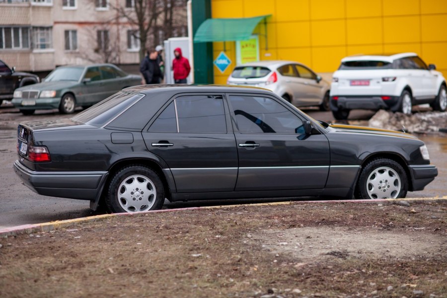 Mercedes Benz w124 зелёный