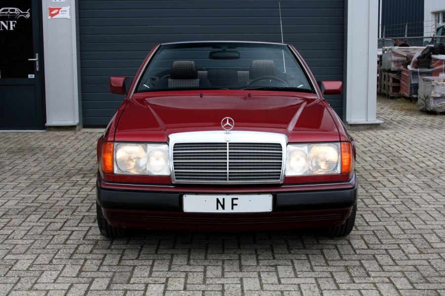 Mercedes w124 красный