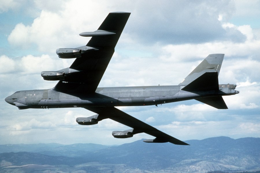 Американский стратегический бомбардировщик б-52