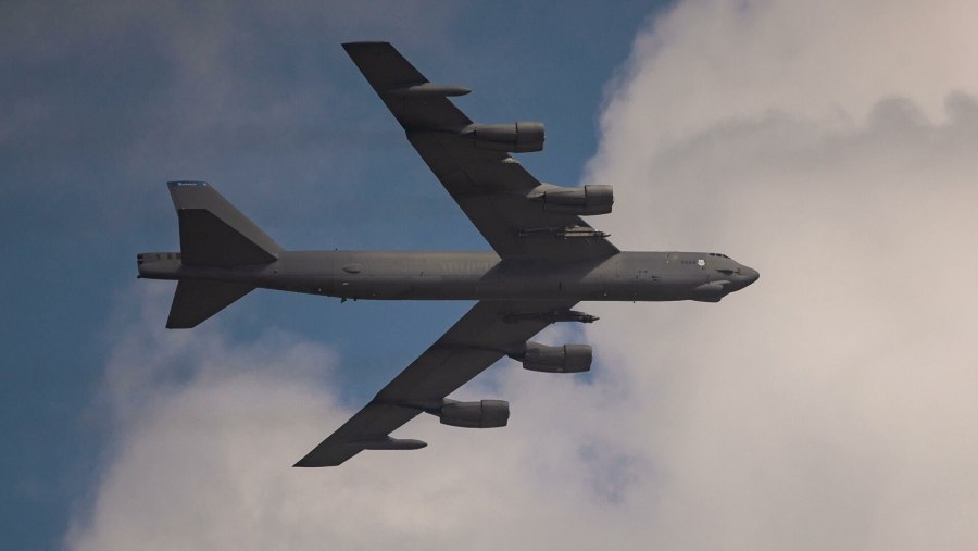 Стратегический бомбардировщик б-52
