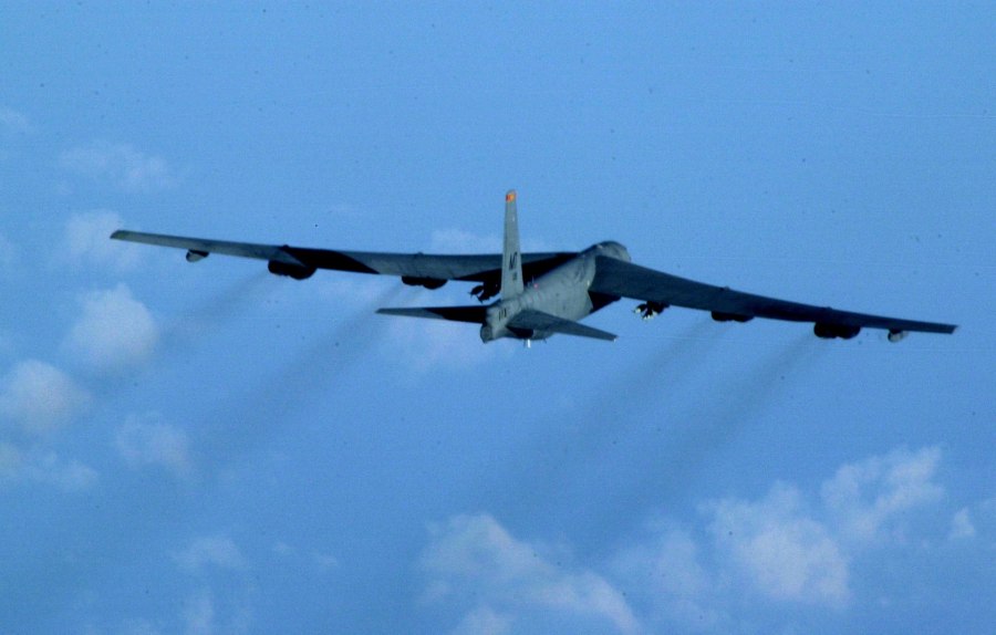 Б-52 бомбардировщик взлет