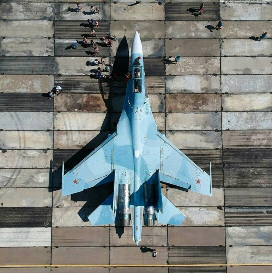 Су-27 истребитель вид снизу