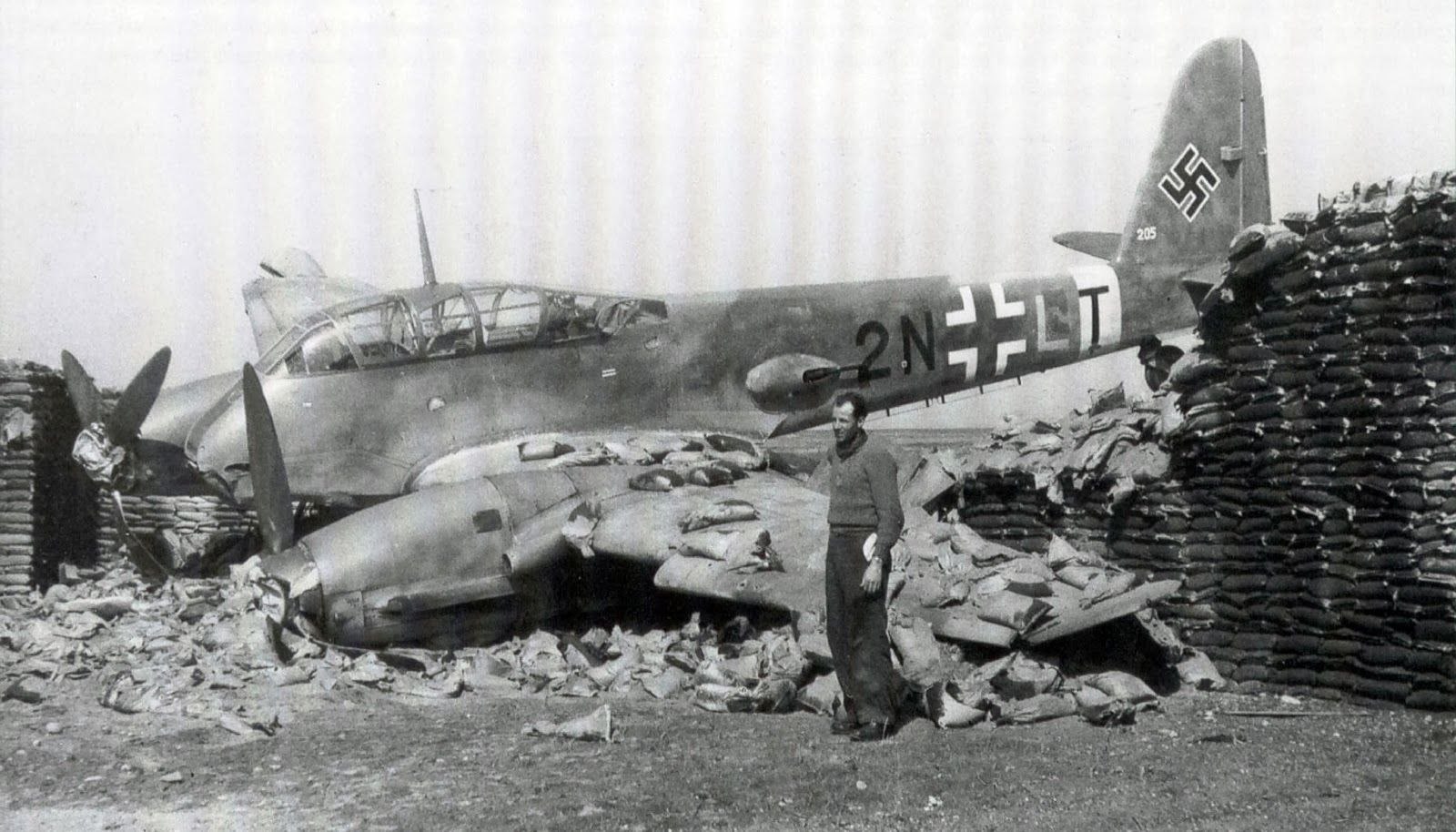 Сбит второй самолет. Messerschmitt me.210. Подбитые самолеты второй мировой войны. Сбитый немецский самолёт м. Подбитый bf 110.
