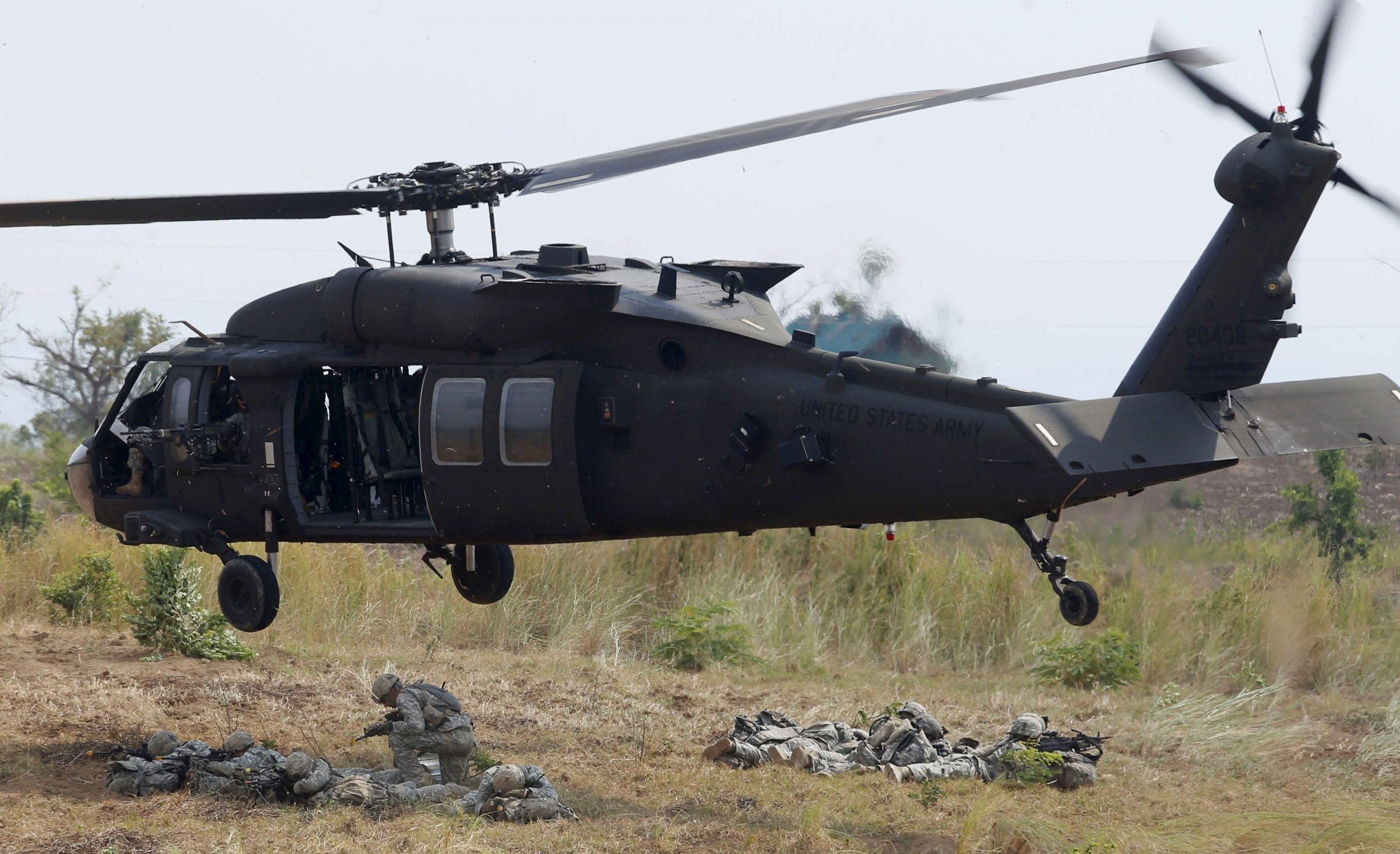 Вертолет сми. Черный ястреб вертолет подбитый. К 150 вертолет. Ударные вертолеты США.