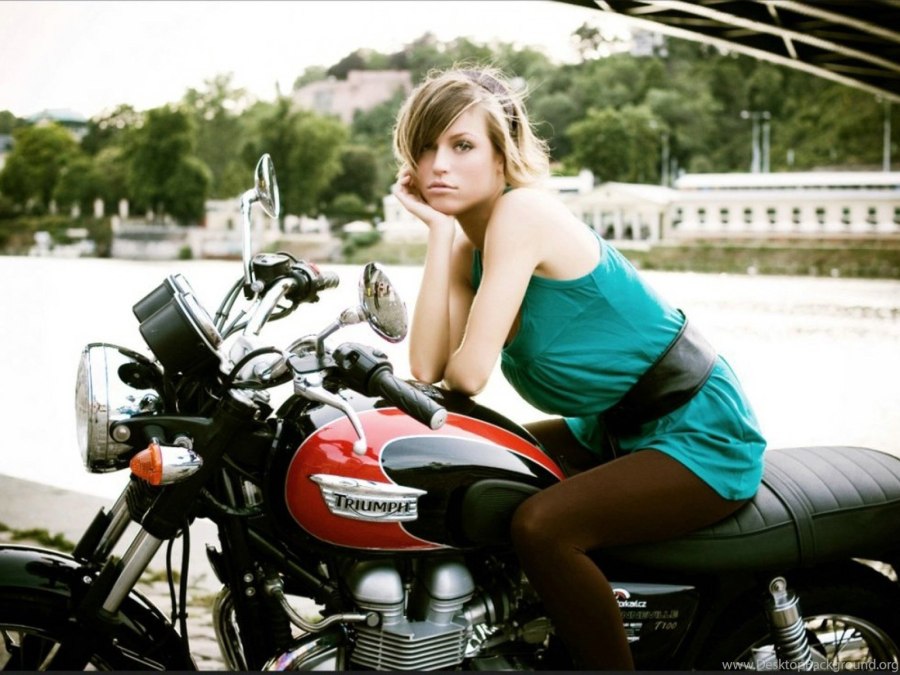Девушка на мотоцикле Triumph