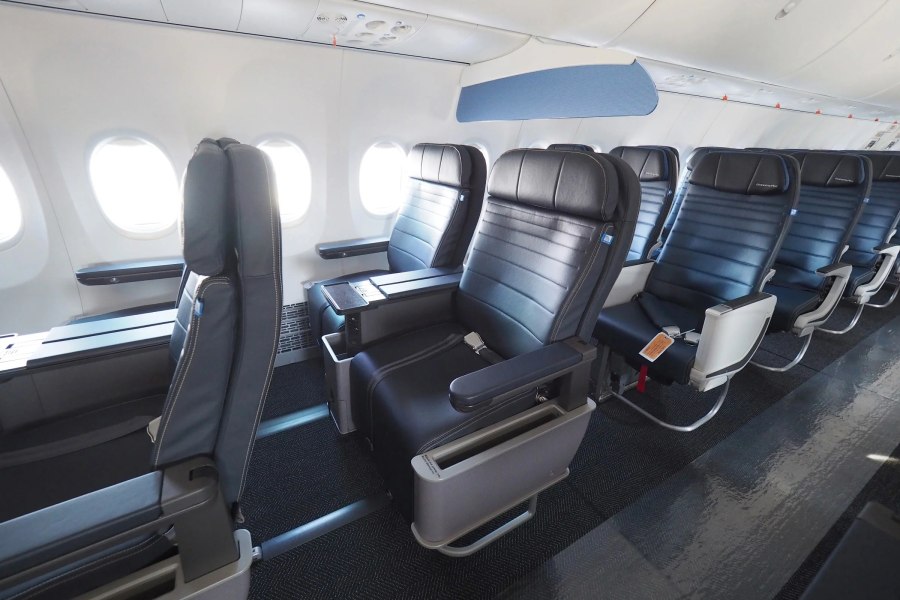 United Airlines 737-900