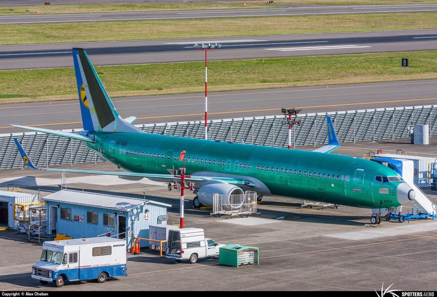 Boeing 737-900 Cockpit