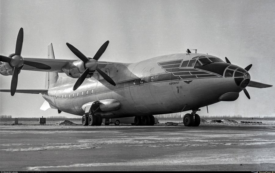 АН-8 самолет