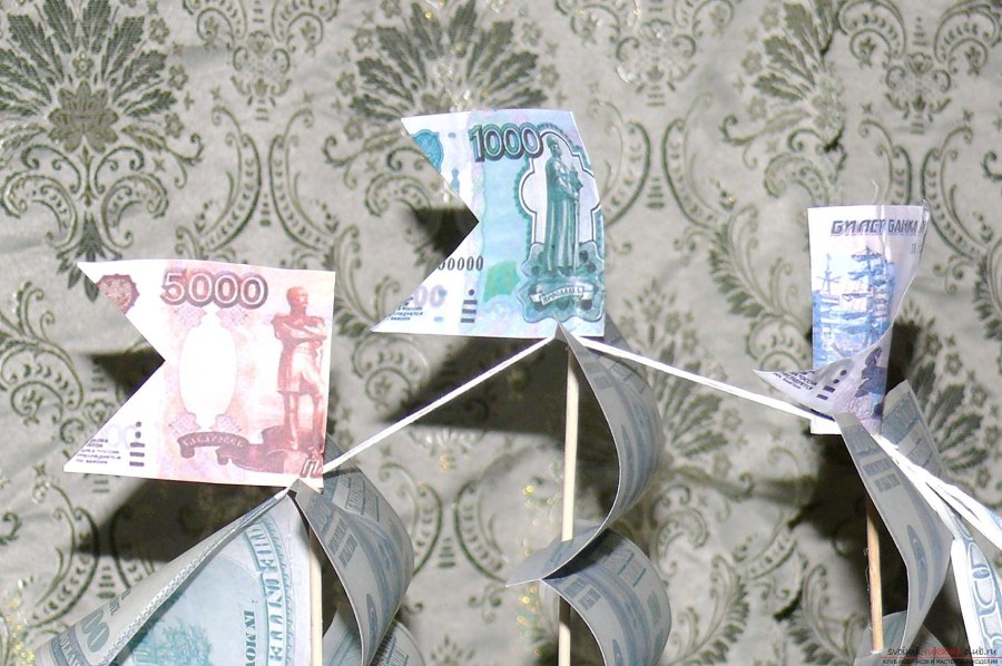 Кораблик из денежки на картоне