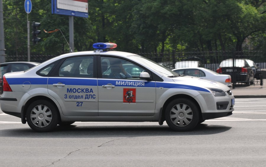 Полицейская машина сбоку Россия