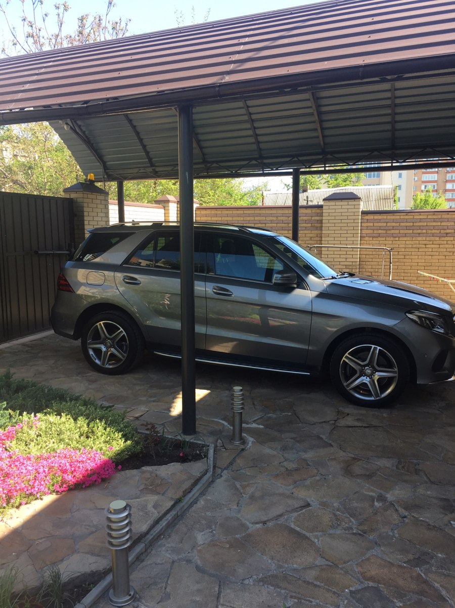 Mercedes во дворе