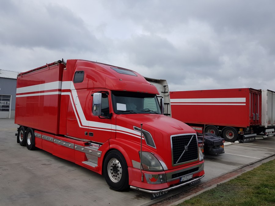 Volvo VNL 2000