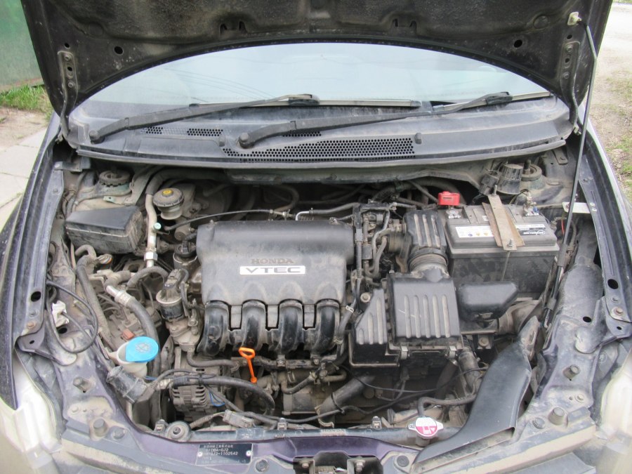 Honda Fit 2001 подкапотное пространство