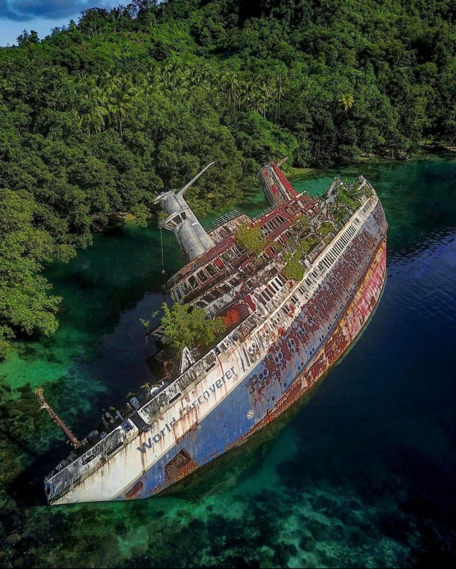 Заброшенный круизный лайнер World Discoverer. Соломоновы острова.