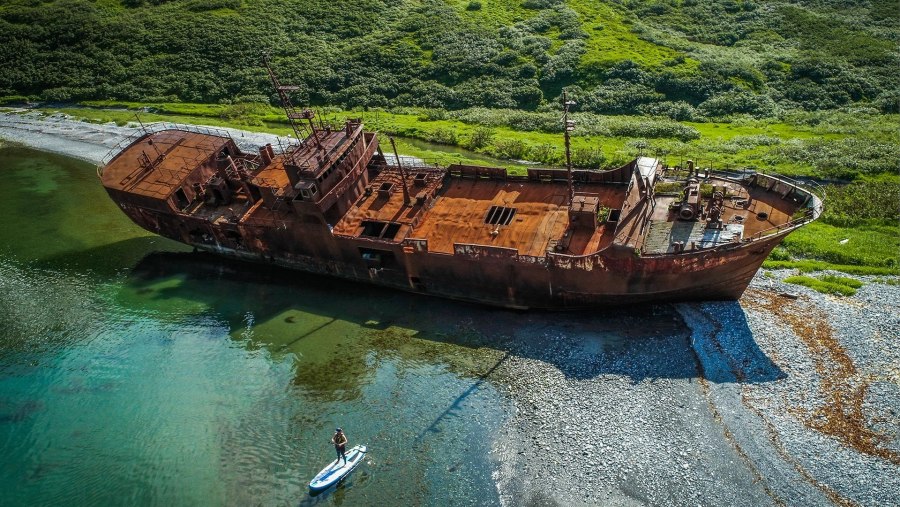 Китобойная шхуна в бухте Моржовая, Камчатка.