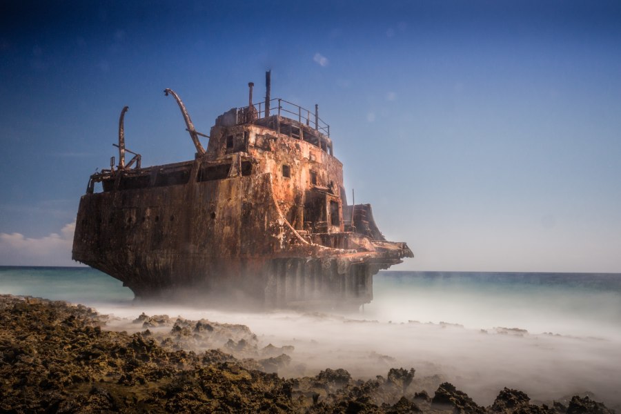 Заброшенные корабли в море