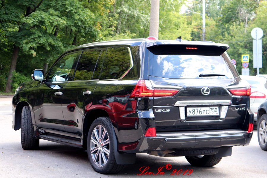 Lexus LX 750