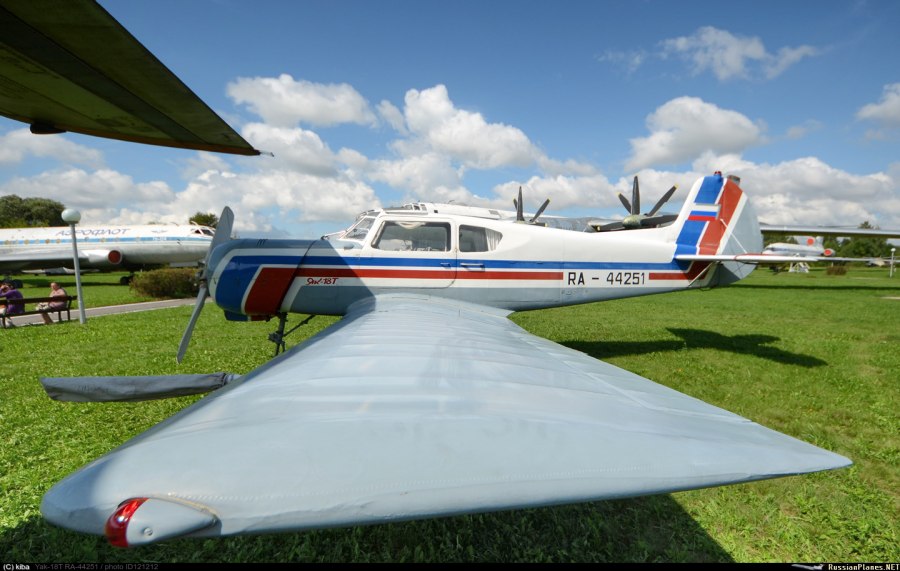 Самолет Yak-52 с характеристиками
