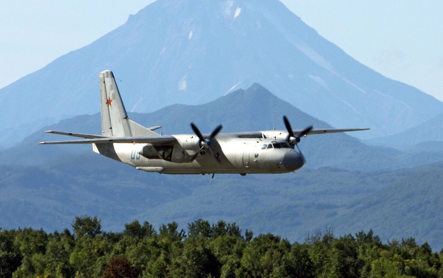 АН-26 военно-транспортный самолёт