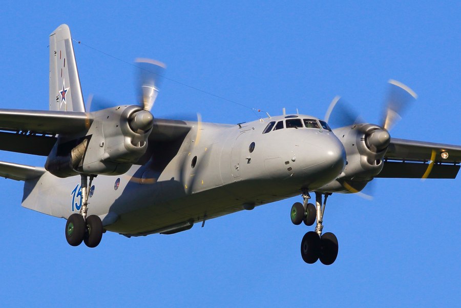 АН-26 военно-транспортный самолёт