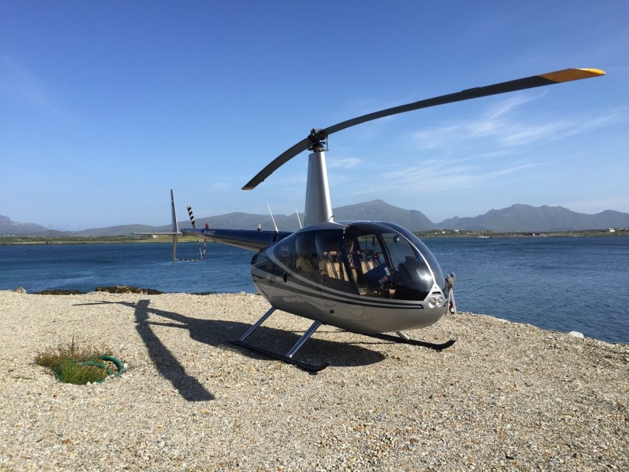 Robinson r44 сзади