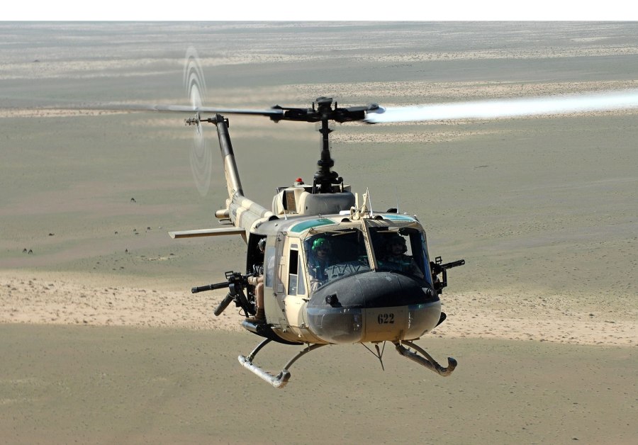 Военный американский вертолет uh1