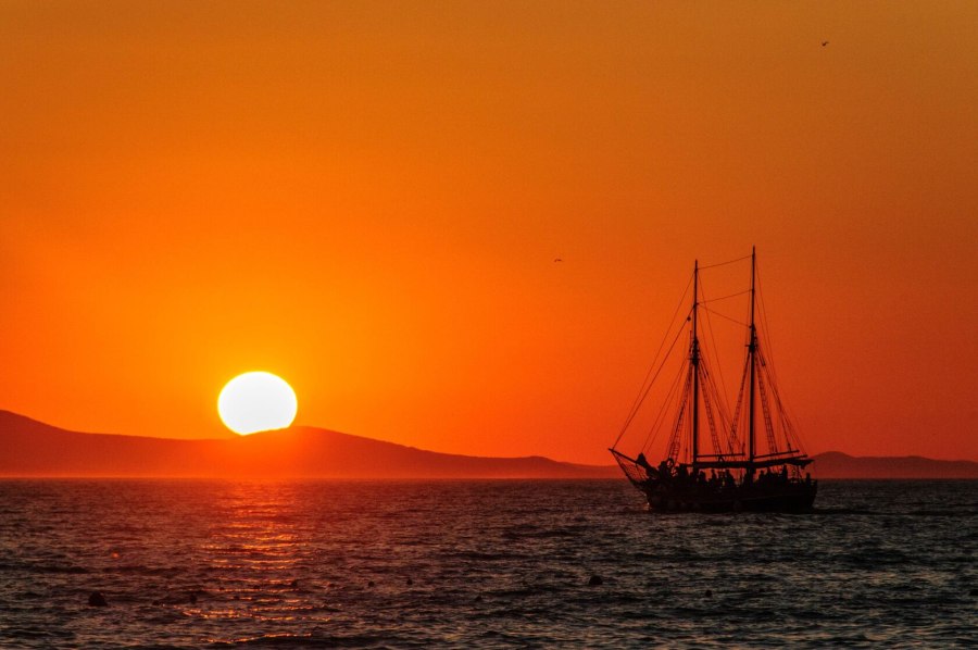 Рассвет море корабль