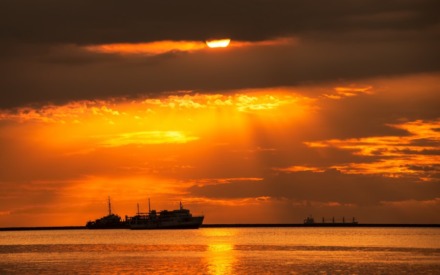Море закат корабль