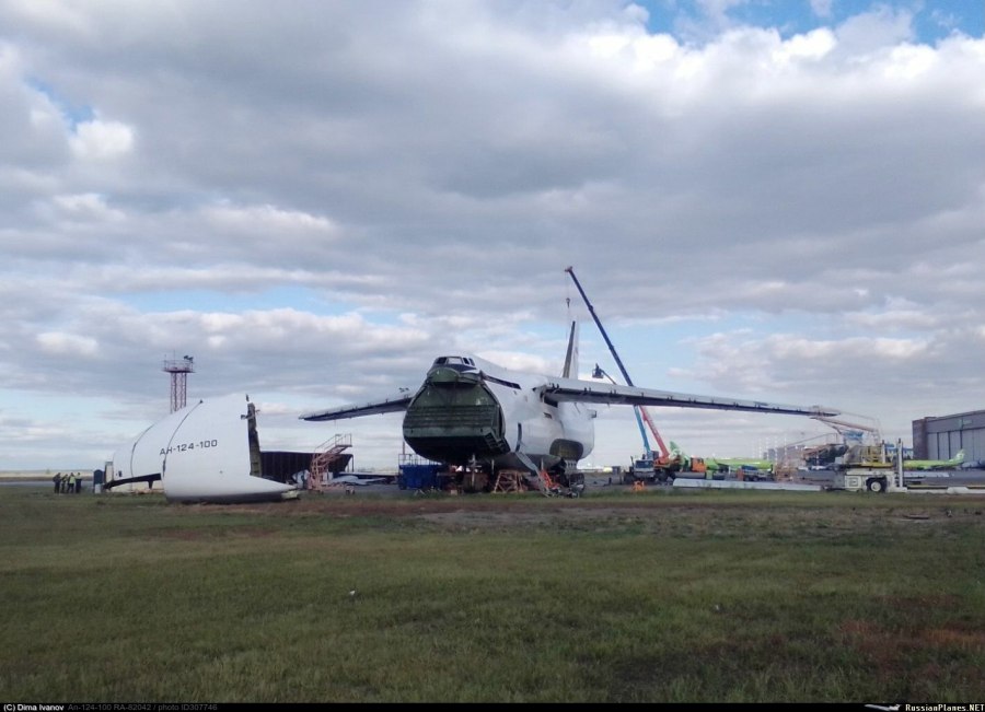 АН 124 разбирают в Толмачево