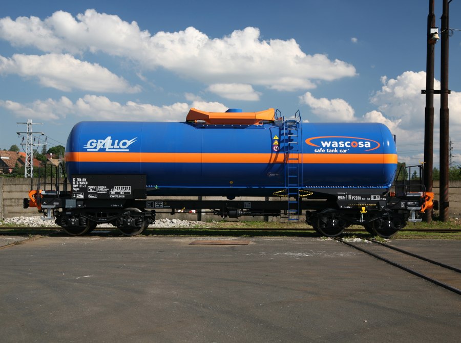 Модель ж/д цистерны для нефтепродуктов Piko 54794