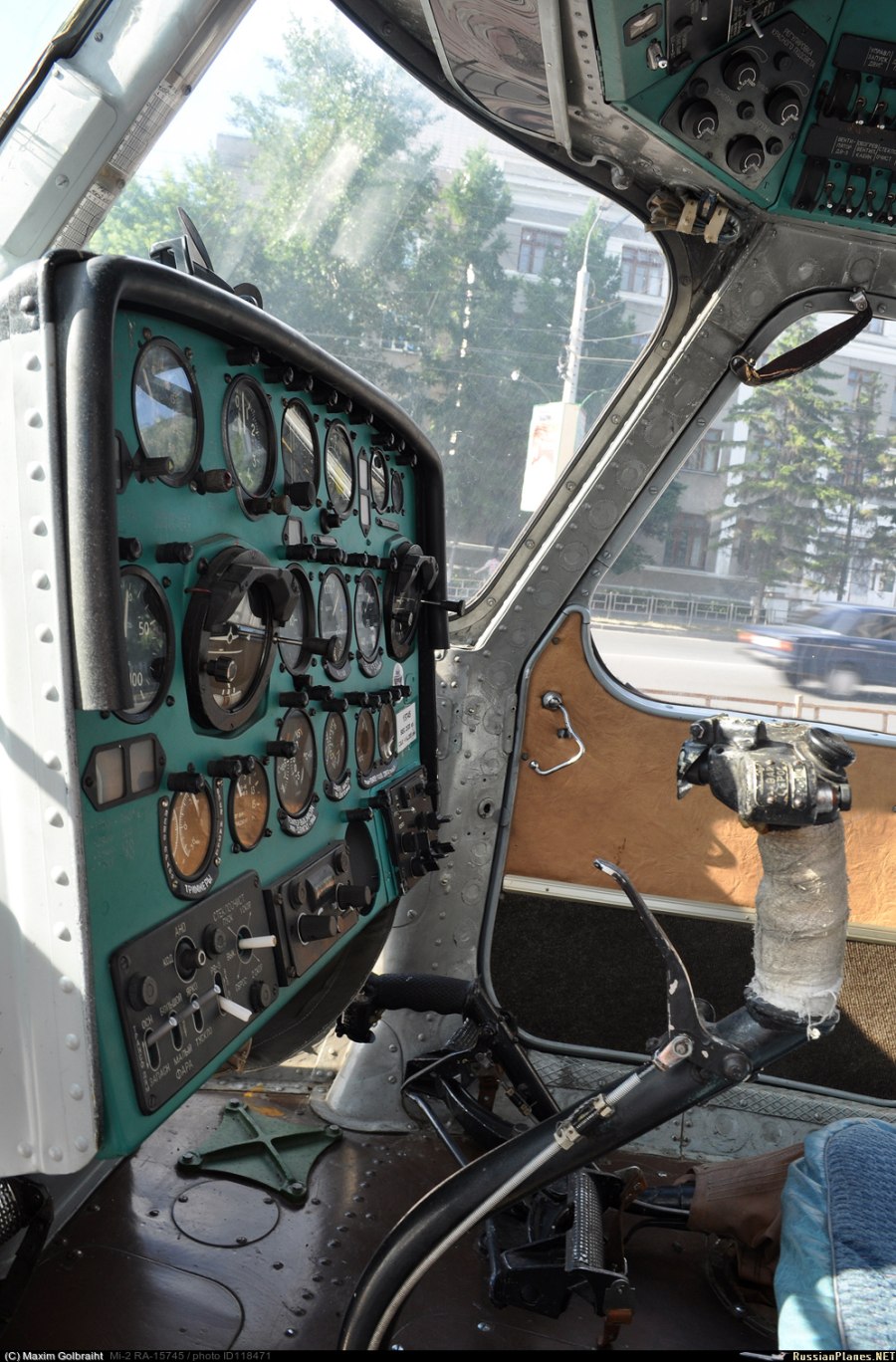 Кабина вертолета ми-2