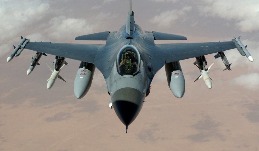 Военный истребитель f16