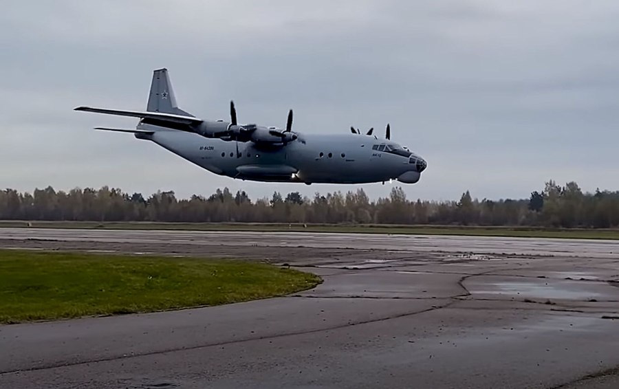 АН-26 военно-транспортный самолёт