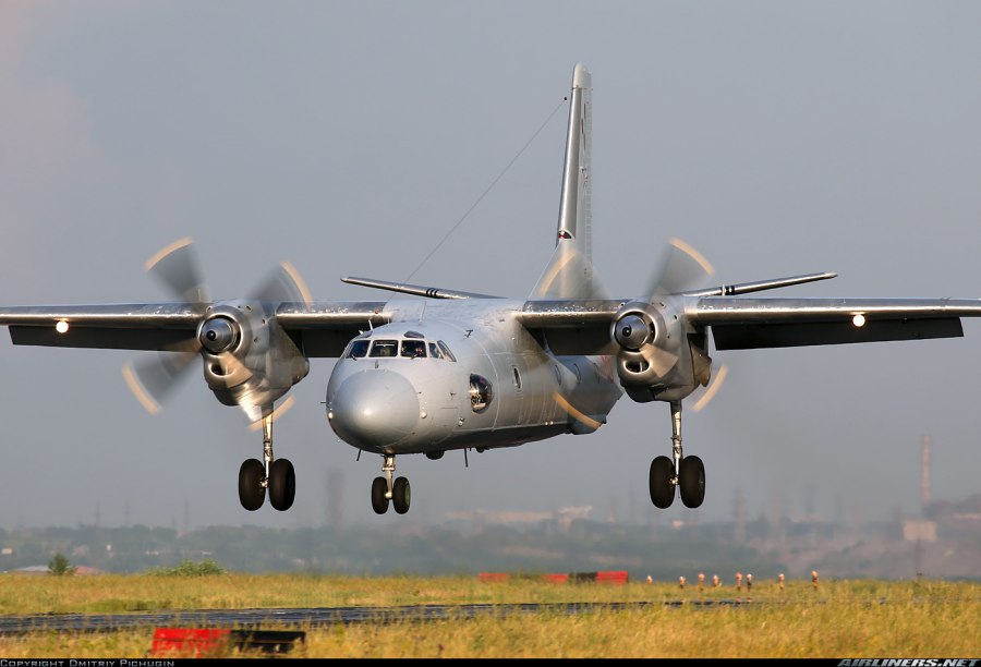 АН-26 военно-транспортный самолёт