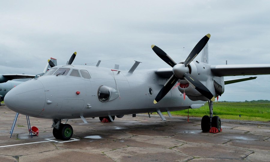 АН-26 военно-транспортный самолёт