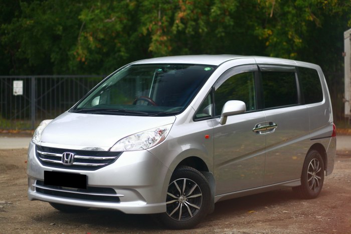 Минивэн Honda Stepwgn 2010 серебристый