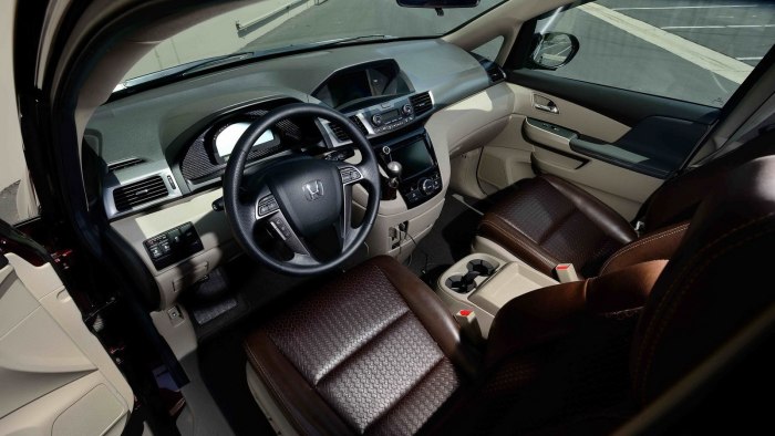 Минивэн Honda Elysion салон