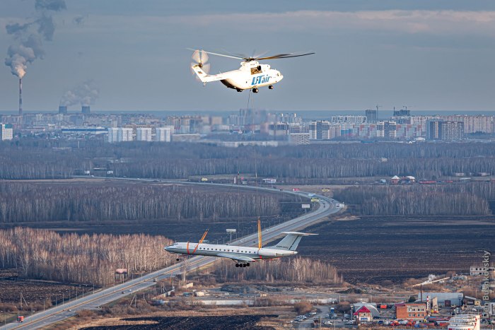 Ми 26 перевозит вертолет