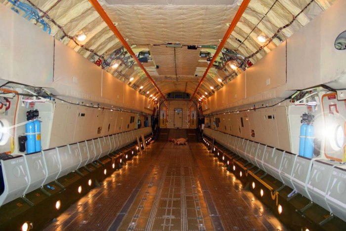 Ил-76 грузовой отсек