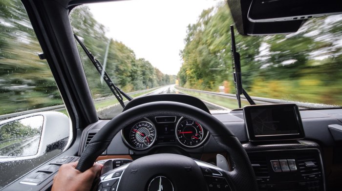 Мерседес Бенц с 63 AMG за рулём