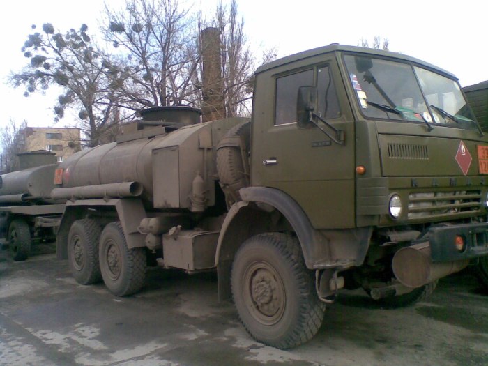 КАМАЗ бензовоз военный 53212